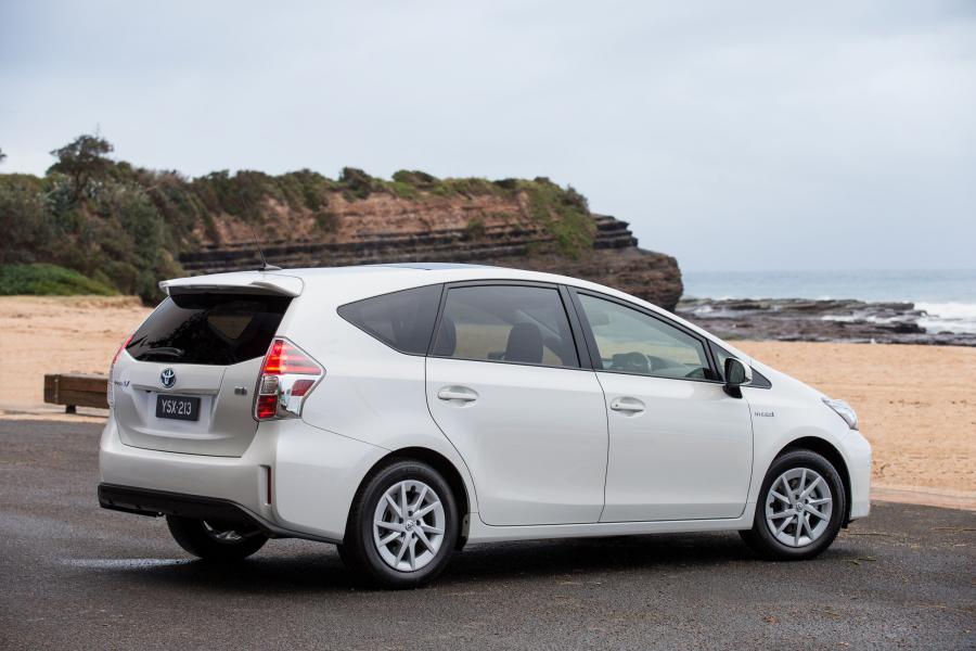  Toyota Prius v 2015 года  (AU) (фото 8 из 9)
